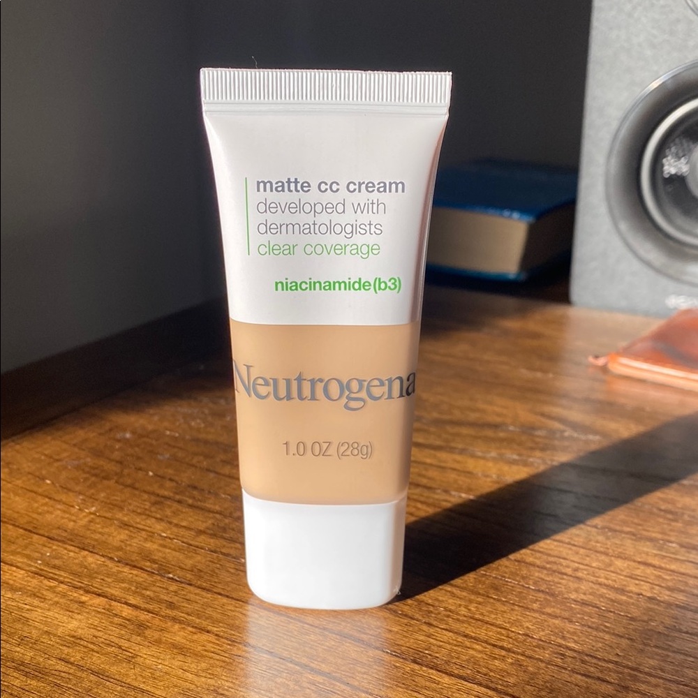 NWT Neutrogena Matte CC Cream with Niacinamide in Shade Porcelain 2.0
